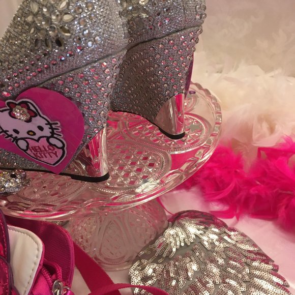 Gorgeous vinatge shoes covered in crystals with hello kitty details! - Picture 4 of 9